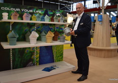 Ron Verkade with Modiform is showing the new colors for 2023 of the Thomsen line. Don't you thing they are great? Can't wait to see it with a plant in it.